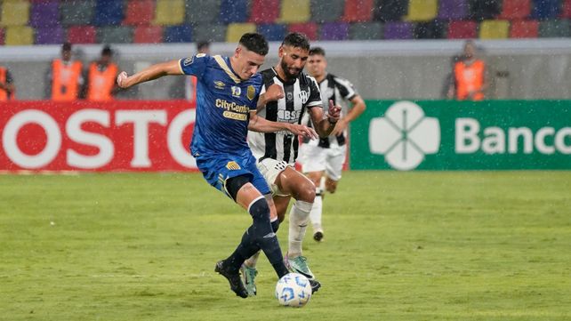 Caramelo Martínez jugó de zaguero central y después en el mediocampo. Ante Racing vuelve a la defensa.