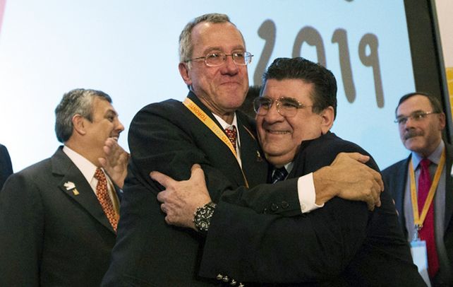 Emoción. Dirigentes peruanos celebran eufóricos la designación de Lima.