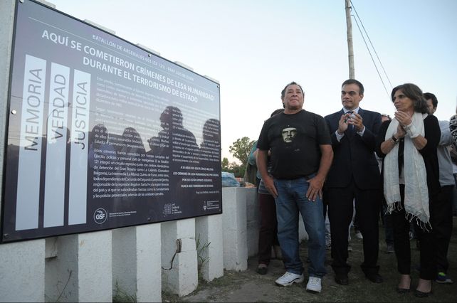 El ministro Lewis junto a la coordinadora de la Red Federal de Sitios de Memoria frente a la placa identificatoria.