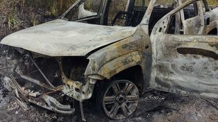 La camioneta fue totalmente consumida por las llamas.