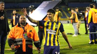 Juan Giménez saluda luego de ser entrevistado para la televisión. Con su gol Central consiguió un gran triunfo ante Atlético Tucumán.