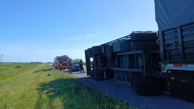 Al pisar un bache el camión Fiat Iveco Euro Trakker se desestabilizó y volvó el acoplado cargado con cajones vacíos.