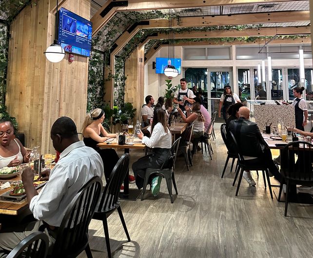 Interior del local del Club de la Milanesa en Miami.
