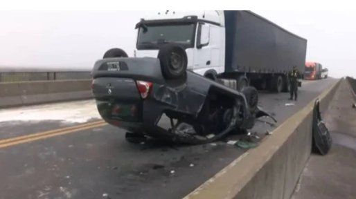 Puente Victoria - Rosario cortado tras un vuelco: cuatro heridos
