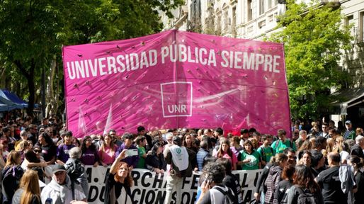 Rosario vuelve a marchar en defensa de la universidad pública: multitudinaria movilización contra el ajuste