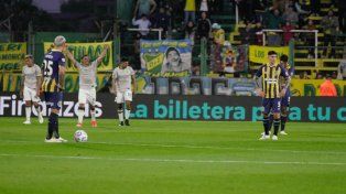 Enzo Copetti mira, lo sufre Ibarra. Es el segundo de Defensa y Justicia, el segundo en este torneo de Juan Miritello, ambos a Central.