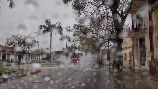 Rige un alerta amarillo del SMN por abundantes lluvias en la región y Defensa Civil trabaja en distintos sectores de Paraná para brindar asistencia.