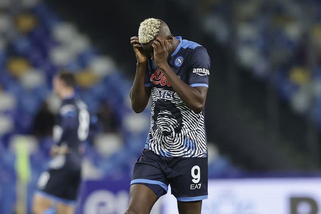 Napoli homenajeó a Maradona en el empate frente a Hellas Verona