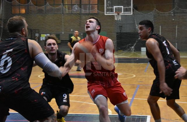 Unión A goleó a Colón y se mantiene como único líder