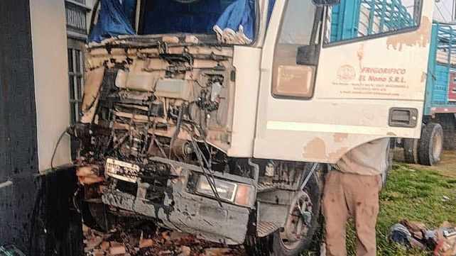 La Picada: camión salió de la ruta y se incrustó en comercio
