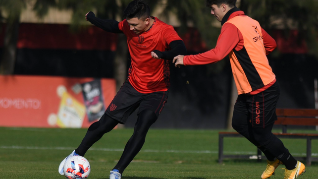 Fabián Angel la controla frente a Luciano Cingolani durante la práctica.