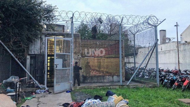 Se escaparon 13 presos de la Comisaria 24º de Rosario: recapturaron a tres de los evadidos