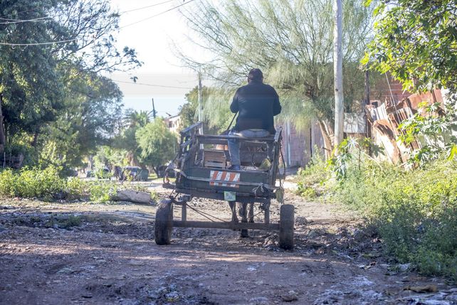 En calle Don Segundo Sombra al final, once familias viven con riesgo de caer al vacío