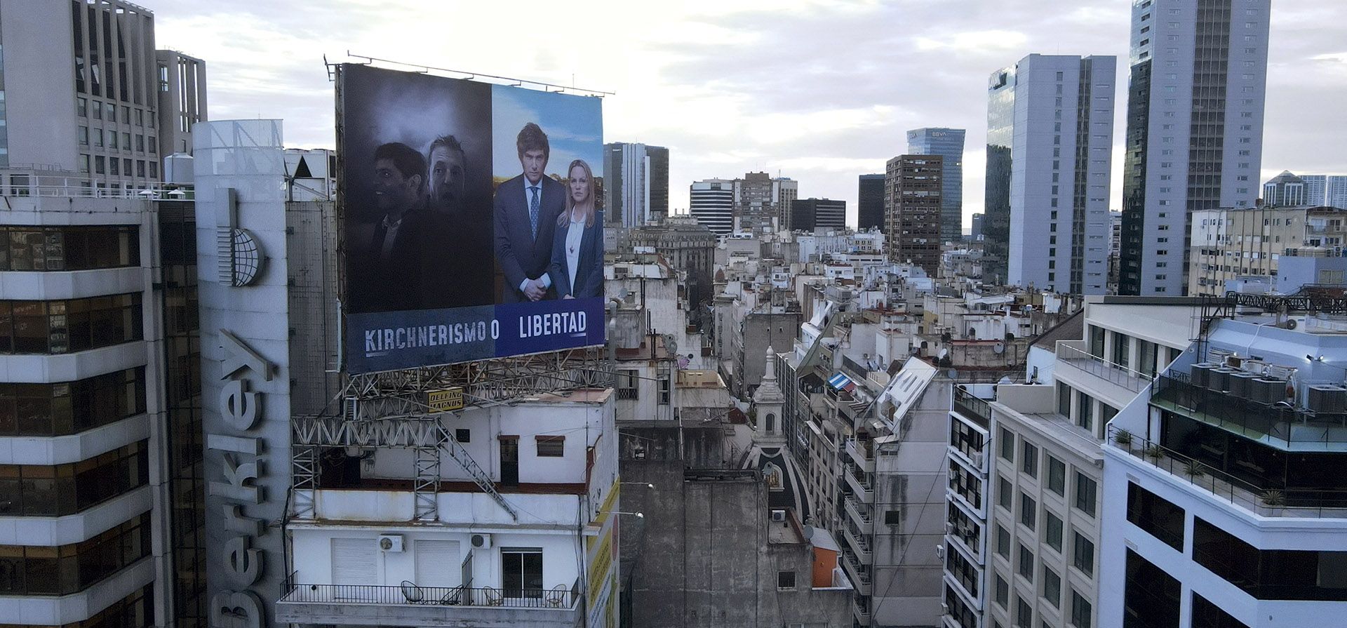 Un cartel de campaña del candidato presidencial Javier Milei y Carolina Piparo, que se postula para la gobernación de la provincia de Buenos Aires, se contrapone con fotografías del actual ministro de Economía, Sergio Massa, también candidato a la presidencia, y del actual gobernador de la provincia de Buenos Aires, Axel Kicillof, quien se postula para la reelección, en Buenos Aires, Argentina, el jueves 19 de octubre de 2023. (Foto AP/Natacha Pisarenko) Un cartel de campaña del candidato presidencial Javier Milei y Carolina Piparo, que se postula para la gobernación de la provincia de Buenos Aires, se contrapone con fotografías del actual ministro de Economía, Sergio Massa, también candidato a la presidencia, y del actual gobernador de la provincia de Buenos Aires, Axel Kicillof, quien se postula para la reelección, en Buenos Aires, Argentina, el jueves 19 de octubre de 2023. (Foto AP/Natacha Pisarenko)
