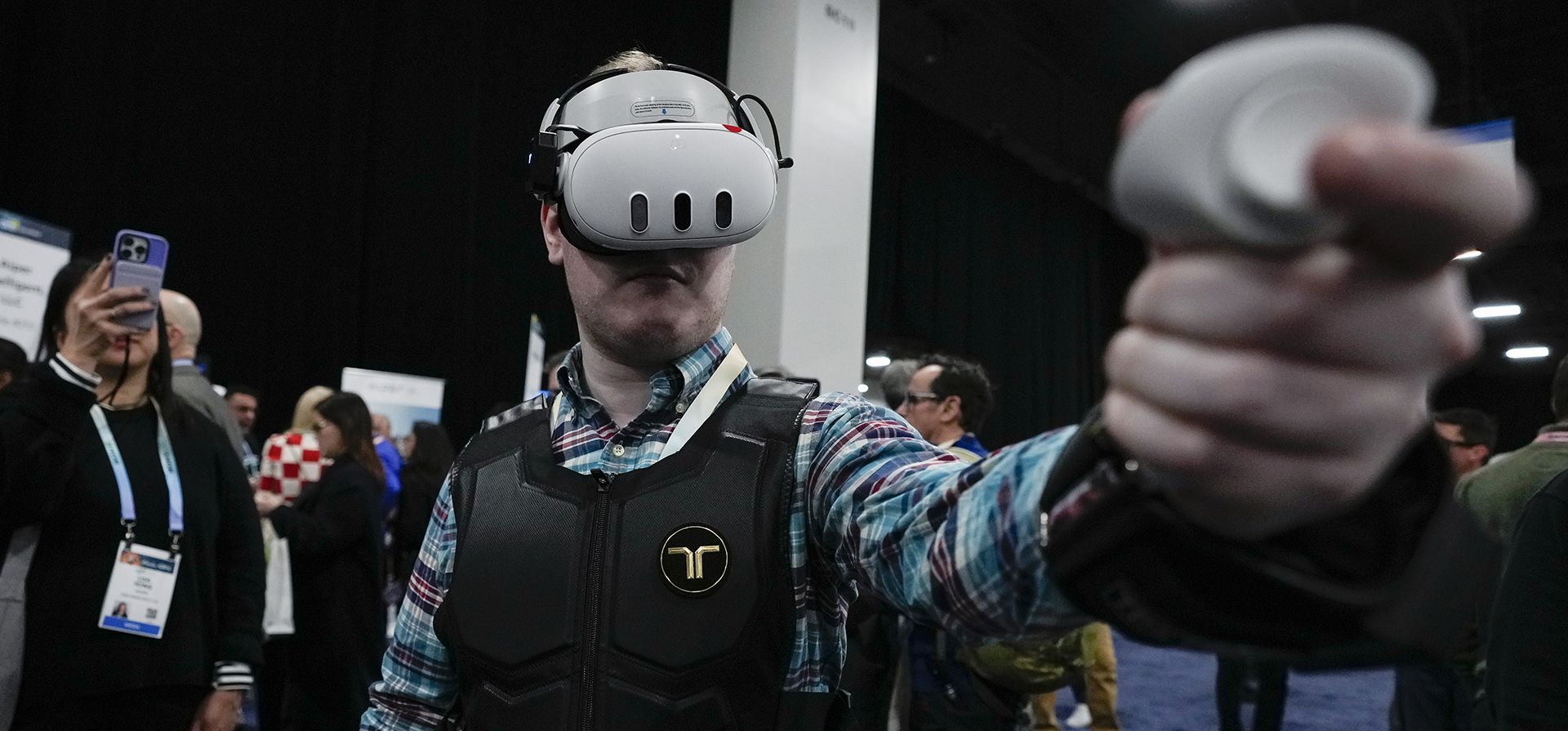 Un asistente usa el chaleco háptico bHaptics durante CES Unveiled antes del inicio de la feria tecnológica CES. El chaleco está diseñado para usarse junto con sistemas de realidad aumentada para proporcionar retroalimentación háptica en videojuegos. (Foto AP/Ryan Sun)
