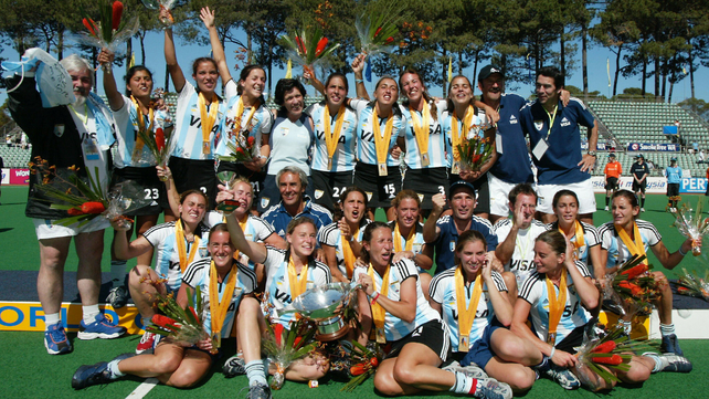 Las Leonas celebran el título mundial de Perth 2002. Allí están las rosarinas Lucha Aymar y Ayelén Stepnik, y el PF Luis Barrionuevo.