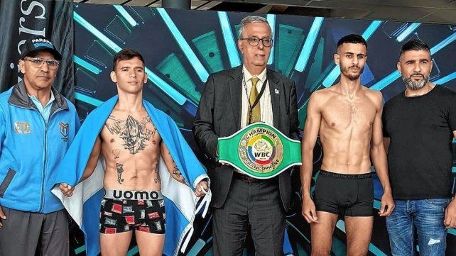Marcos Martínez y Jaouad Belmehdi. La bandera argentina y el cinturón que se pondrá en juego.