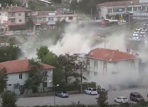 Viral: lluvia de sillones voladores en una tormenta en Turquía
