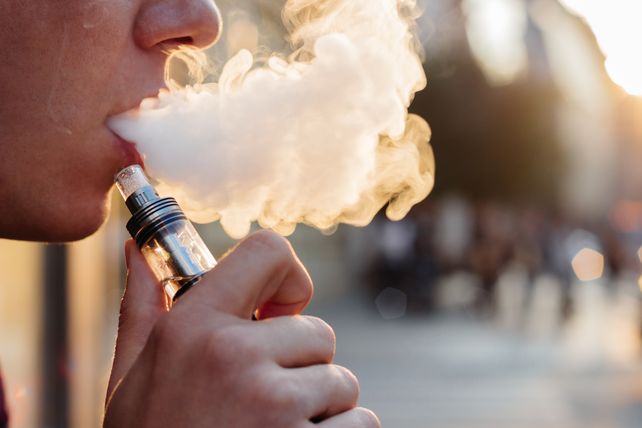Polémica: quieren prohibir el vapeo en bares y espacios cerrados de Rosario