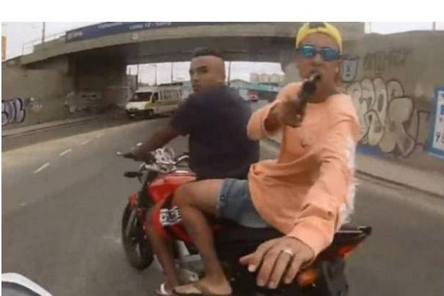 Un moticlista filmó cómo un policía le disparó al ladrón que se iba con su moto