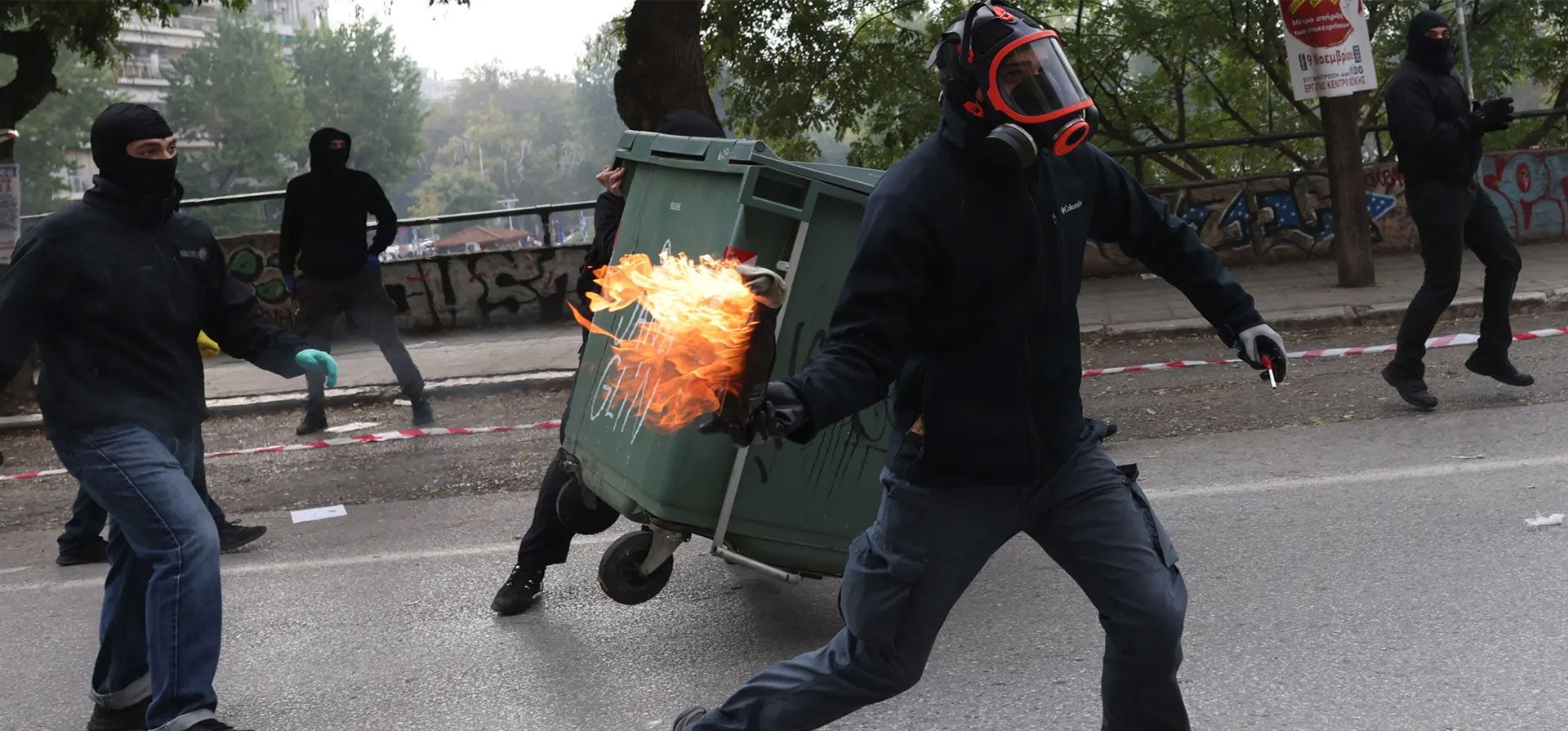Salónica, Grecia. Un manifestante lanza un cóctel molotov contra la policía antidisturbios durante una manifestación por el aumento de los costos de vida. Fotografía: Achilleas Chiras/EPA.