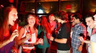 Tragos gratis para las chicas que se animen a besar a cinco varones