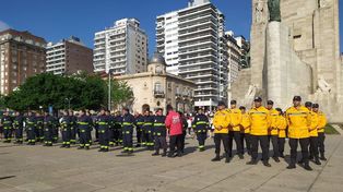 Los brigadistas santafesinos en formación en el Monumento a la Bandera antes de iniciar el viaje hacia Villa Gesell.