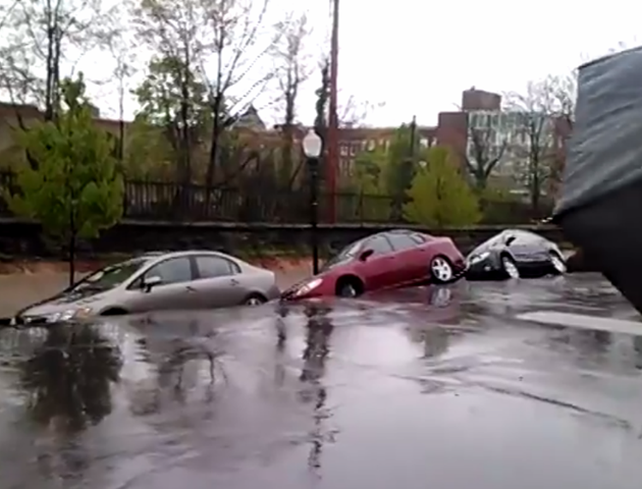 Un camino colapsó por la lluvia, se abrió el piso y se tragó una fila de automóviles