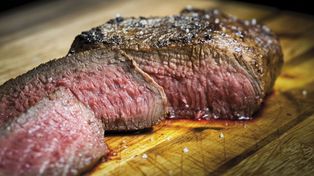 La evaluación está compuesta por tres tipos de jurados especializados: sommeliers de carnes, expertos internacionales invitados y consumidores.