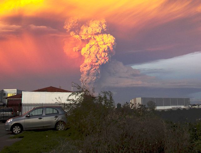 El volcán Calbuco continúa erupcionando y generando inconvenientes en Chile y Argentina.