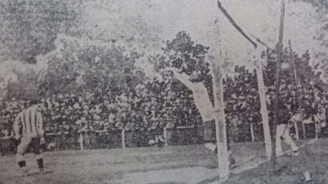 Ocasión del segundo gol anotado por Miguel Faivre a los 8 minutos del primer tiempo para los rosarinos.&nbsp;