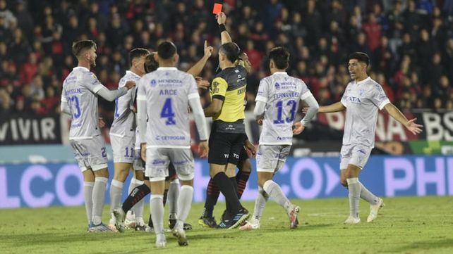 Newells lo definió sobre el cierre con un golazo de Mosquera