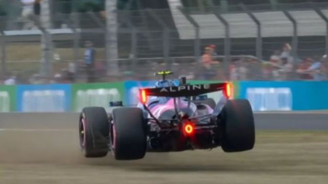 El Alpine de Franco Colapinto queda en el aire tras salir de la huella en las eses de Silverstone.