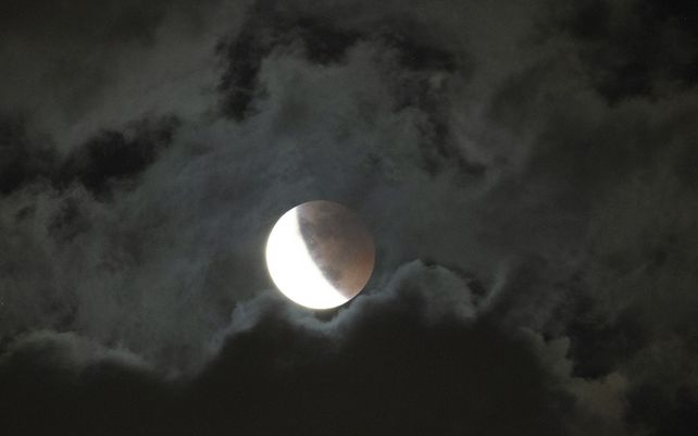 El eclipse lunar en Manila
