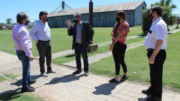 El ministro de Cultura, Jorge Llonch, y su gabinete visitaron El Trébol para planificar junto al municipio la primera actividad presencial a cielo abierto en toda Santa Fe. El ministro de Cultura, Jorge Llonch, y su gabinete visitaron El Trébol para planificar junto al municipio la primera actividad presencial a cielo abierto en toda Santa Fe.