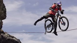 Cruzó en bicicleta sobre una cuerda floja y a 120 metros de altura en los Alpes franceses