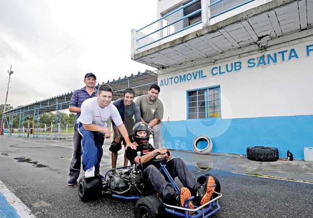 Imparables. Los más acérrimos apasionados por los kartings aprovechan los ratos libres para salir a practicar./ Mauricio Centurión.