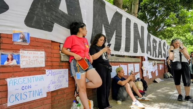 La expresidenta Cristina Fenrández fue internada e intervenida quirúrgicamente el sábado pasado por un cuadro de apendicitis aguda. Militantes hicieron guardia en la puerta del Otamendi