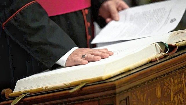 Eclesiásticos y laicos que estarán involucrados en el Cónclave suscribieron el juramento de confidencialidad en la Capilla Paulina. Eclesiásticos y laicos que estarán involucrados en el Cónclave suscribieron el juramento de confidencialidad en la Capilla Paulina.