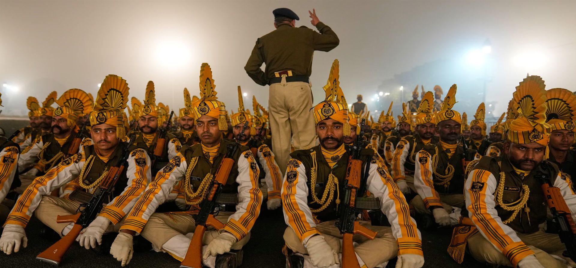 Un oficial de la fuerza paramilitar india informa a sus hombres durante el ensayo del desfile del Día de la República de la India en medio de la niebla matutina, Nueva Delhi, India. Fotografía: Manish Swarup/AP Un oficial de la fuerza paramilitar india informa a sus hombres durante el ensayo del desfile del Día de la República de la India en medio de la niebla matutina, Nueva Delhi, India. Fotografía: Manish Swarup/AP