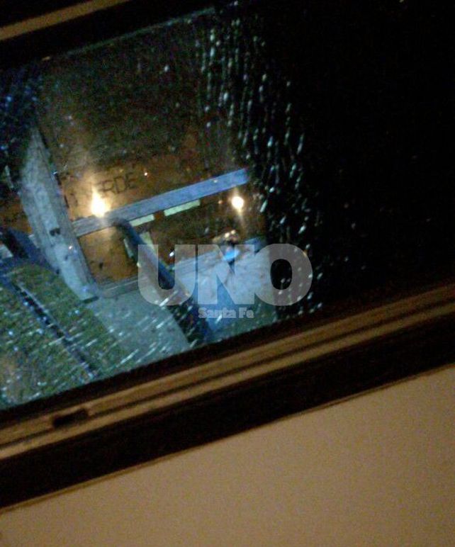 Así quedó el vidrio del colectivo después de la agresión&nbsp;