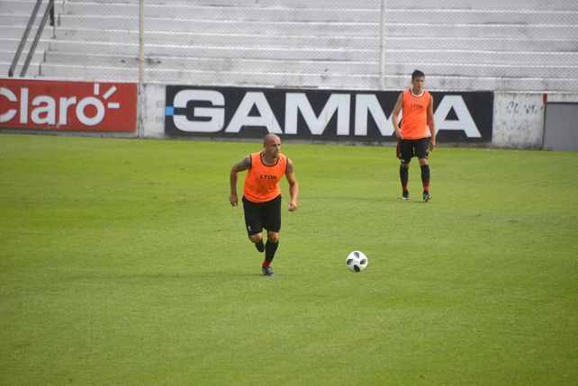 Los dos adentro. Renzo Vera y Bruno Urribarri serán parte de la defensa Santa