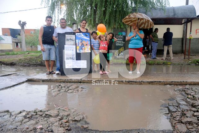 Aniversario. Los vecinos compartieron una torta para celebrar.