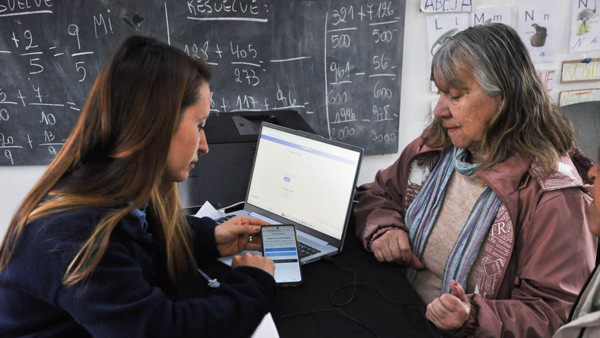 El municipio lleva trámites a los barrios para quienes tienen dificultades digitales
