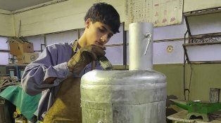 En Colón y con materiales reciclados, estudiantes fabrican salamandras para donar a familias.&nbsp;