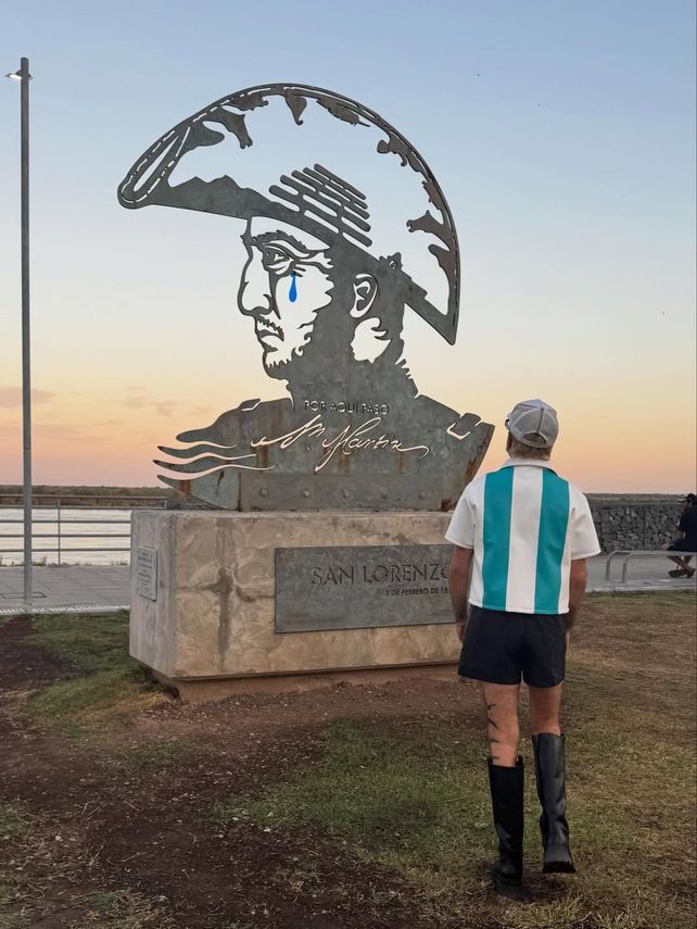 San Martín con una lágrima: un artista rosarino intervino la escultura tras el acto de Milei en San Lorenzo