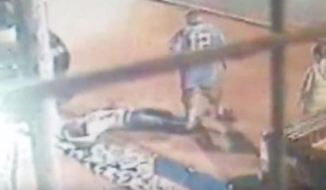 La escena quedó registrada por una cámara de seguridad.