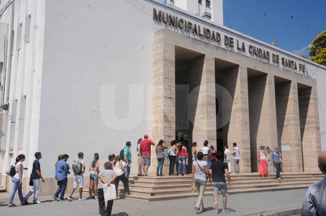 Extensa cola en la Municipalidad de Santa Fe por la inscripción a concursos laborales