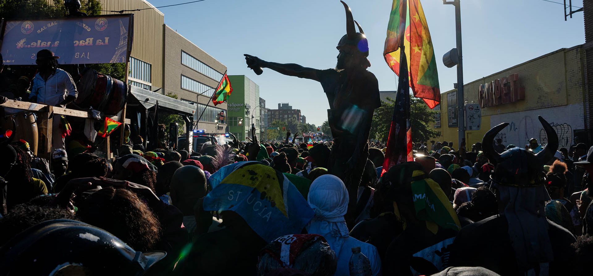 Personas participan en las festividades de J'Ouvert antes del Desfile del Día de las Indias Occidentales al amanecer del Día del Trabajo en los barrios de Crown Heights y Flatbush de Brooklyn, el lunes 7 de septiembre de 2026, en Nueva York. (Foto AP/Angelina Katsanis) Personas participan en las festividades de J'Ouvert antes del Desfile del Día de las Indias Occidentales al amanecer del Día del Trabajo en los barrios de Crown Heights y Flatbush de Brooklyn, el lunes 7 de septiembre de 2026, en Nueva York. (Foto AP/Angelina Katsanis)