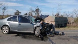 El Bora gris quedó en el medio de la traza, mientras que el camión quedó en un zanjón al costado de la ruta. (Foto: esperancino.com.ar)
